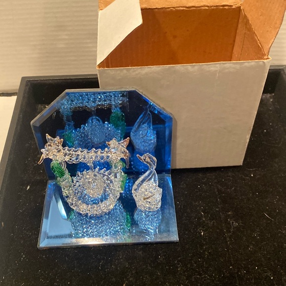 NIB Spun Wishing Well w/Removable Bucket and Swan on Mirror Base - Picture 2 of 7